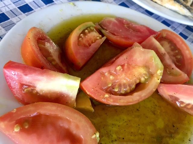 tomate-aliñado-ajo-pimienta-aceite