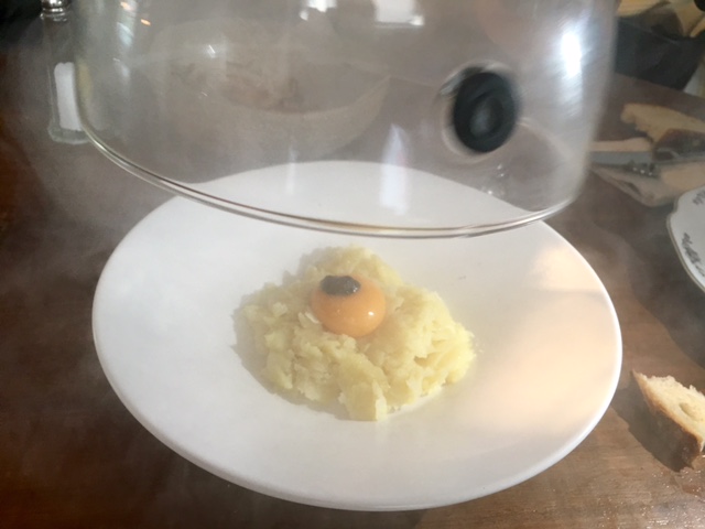 Yema de Huevo de corral y patatas rotas al carbón