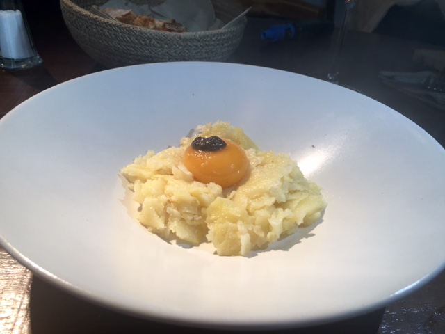 Yema de Huevo de corral y patatas rotas al carbón