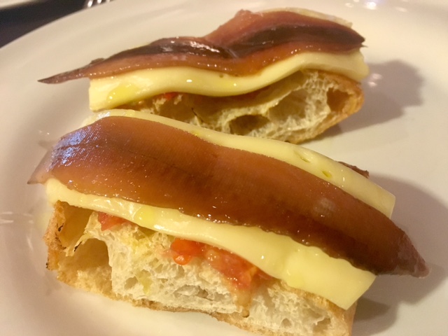 Filetes de Anchoas de Santoña, Camembert, tomate sobre pan cristal
