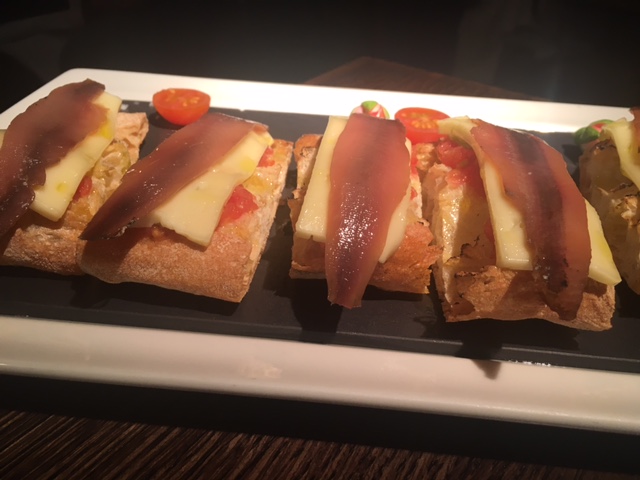 Filetes de Anchoas de Santoña, Camembert, tomate sobre pan cristal