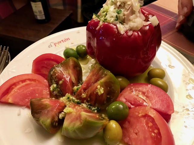 Tomates de la Huerta Zamorana con Ñora rellena de bonito y cebolla