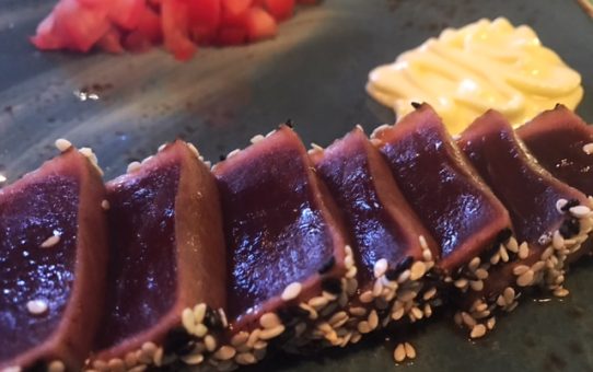 Tataki de Tarantelo con algas niponas, mayonesa de wasabi y tomate de la tierra