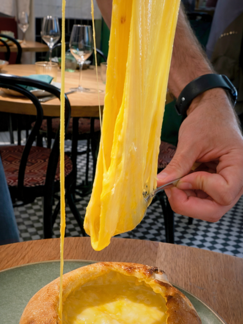 Nunuka: hospitalidad y cocina georgiana auténtica.